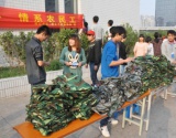 1400套军训服装捐赠农民工
